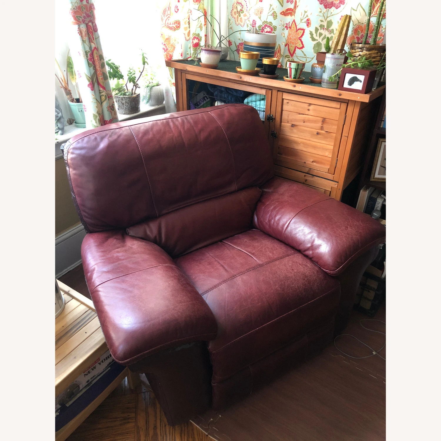 La-Z-Boy Leather Recliner 4 La-Z-Boy Leather Recliner - Image 4